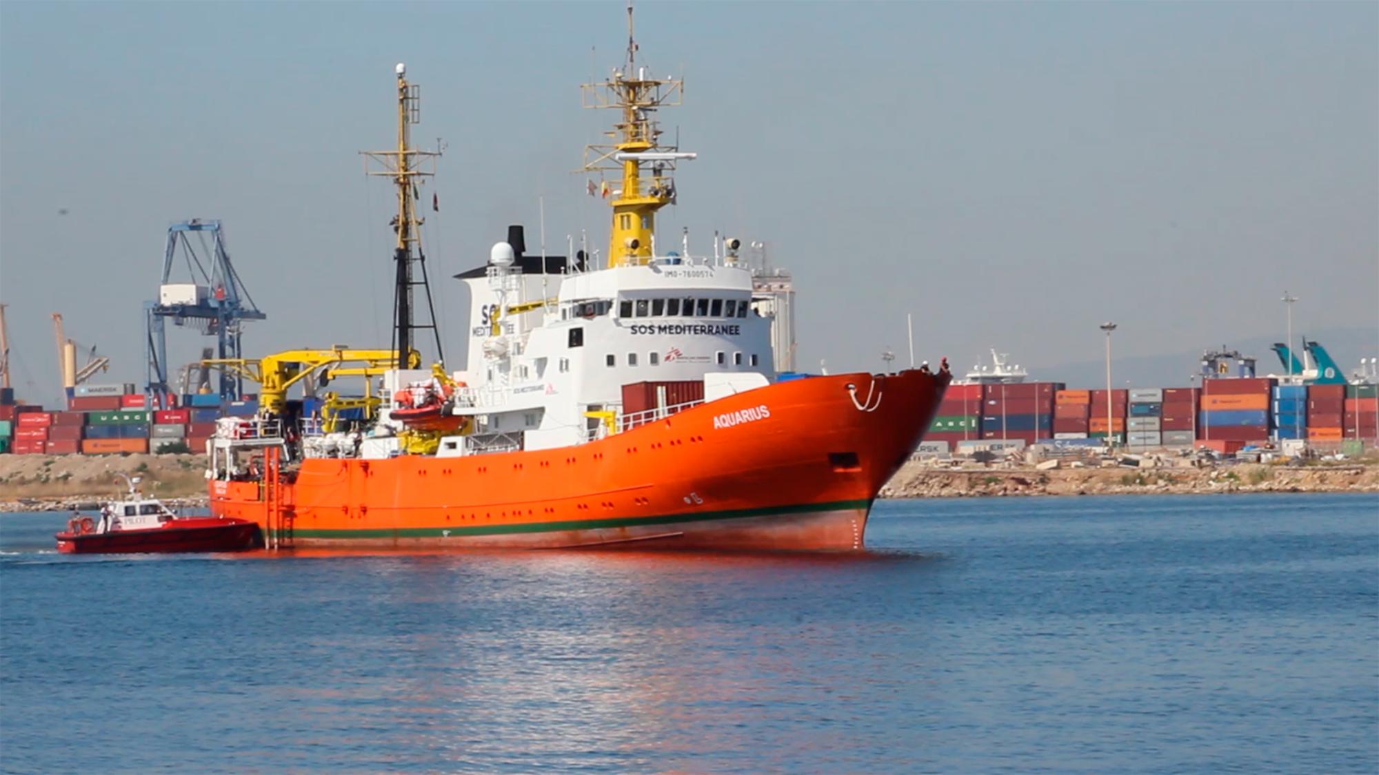 Atraque del Aquarius en el puerto de València
